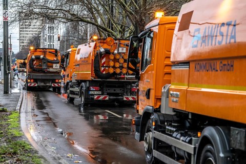 Sweeping on Rose Monday in Düsseldorf, the municipal utilities clean up after the train, confetti,