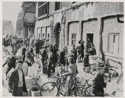 Hanover, liberation, end of National Socialism, World War II, ruins, black trade, supplicants, Many