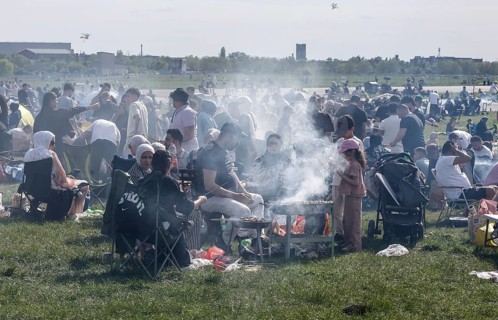 Barbecue season opens, smoking barbecues at a barbecue area at Tempelhofer Feld, Berlin, 03.05