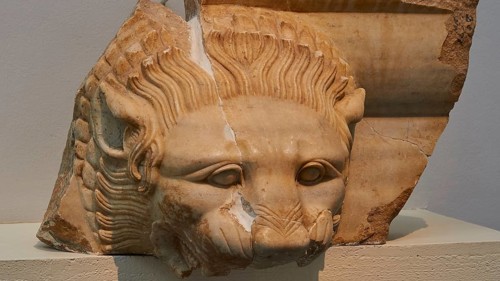 Right corner of the east gable of the temple of Zeus, preparations for the chariot race between