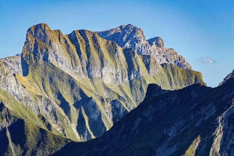 Rugged snail, 2268 m, in a group of thumbs: Sunlight over rocky ridges and alpine mats, a quiet