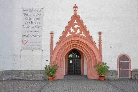 Early Gothic church portal with banner and inscription - 'Ich lass dich nicht fallen und verlasse