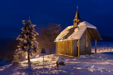Christmas at the chapel on the path, snow-covered and illuminated Christmas tree, Oberlochmühle,