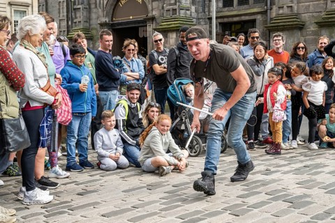 Street musicians with sticks, also drum sticks or drum sticks in front of spectators, world's