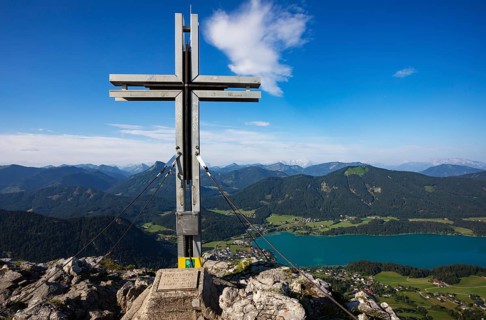Summit cross on the Frauenkopf with a view of Lake Fuschl, Osterhorn group, Salzkammergut, Salzburg