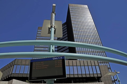 With a height of 106 metres and 69, 000 square metres of office space, Essen City Hall is one of