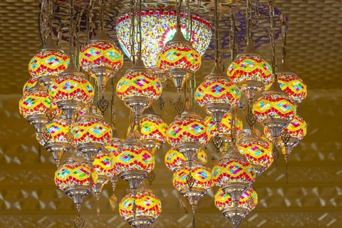 A mosaic of warm colors and fine glass light fills the interior of the main chedi. The chandelier