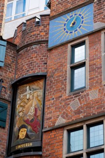 Three times a day, the carillon rings out in the historic Böttcherstrasse, a panel of figures