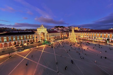 Praca do Comercio showcases a stunning Christmas tree and decorations, captivating visitors in the
