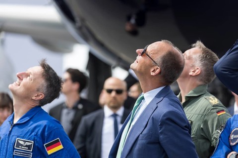Friedrich Merz (Chancellor of the Federal Republic of Germany, CDU) watches Bundeswehr paratroopers