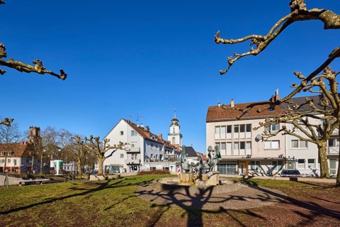 Fountain, church tower, Friedenskirche Saarbrücken, apartment blocks, residential area, bare trees,