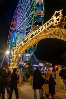 Christmas market in the city centre of Duisburg, Kuhstraße, Königstraße, with Ferris wheel, North
