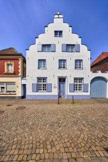 Old town, historic town center, historic town house, houses, façade with windows and shutters, tail