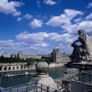 Blick von der Terrasse des Musée d´Orsay auf Seine und Louvre, Paris, Frankreich