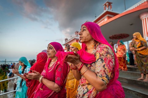 Praying woman, pilgrims at Ghat Agni Theertham, Rameswaram or Rameshwaram, Pamban Island, Tamil