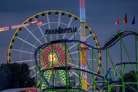 Rhine fair in the Rheinwiesen in Düsseldorf-Oberkassel, rides in the evening, with lots of