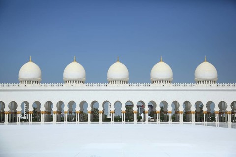 Row of white domes and decorated columns under clear sky, Sheik Zayed Mosque, Sheikh Zayed Mosque,