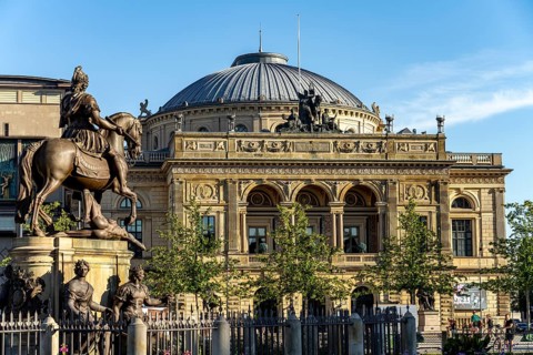Equestrian statue of King Christian V and Det Kongelige Teater Royal Danish Theatre on Nytorv