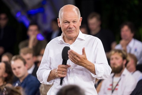 Olaf Scholz (Chancellor of the Federal Republic of Germany, SPD) surrounded by guests at the