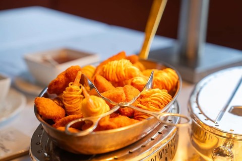 Potato and chicken snacks in a bowl with serving tongs, Europäischer Hof, Königsbach Stein, Germany