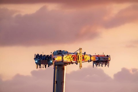 Rheinkirmes in den Rheinwiesen in Düsseldorf-Oberkassel, Gladiator ride, rotates at an altitude of