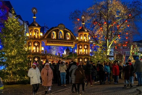 Christmas market at the Alter Markt in the old town of Cologne, Sunday shopping in Cologne city