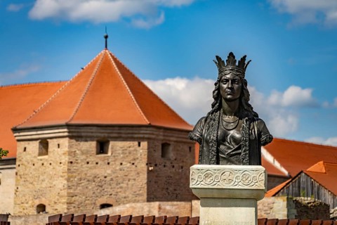 Bust of Doamna Stanca, woman of Mihai Viteazul or Michael the Brave in front of Fagara? Fortress in