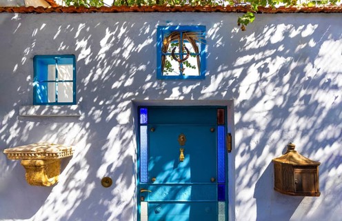 Israel, Tel Aviv historic neighborhood Neve Tzedek with art galleries, boutiques and old houses