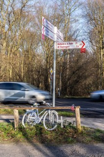Ghost bike on Kalkumer Schlossallee in Düsseldorf-Kalkum, where a cyclist was hit and killed by a