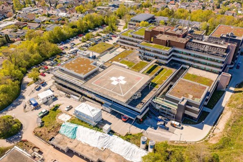 Complex with helipad within an urban environment, seen from a bird's eye view, Nagold Hospital of