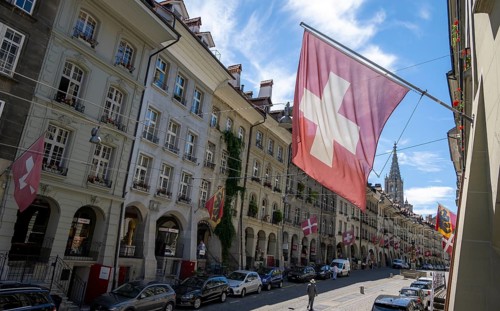 Swiss national flag, Gerechtigkeitsgasse with historic houses, old town, Bern, Canton of Bern,