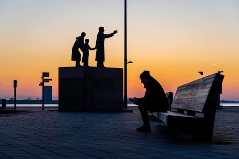 The Emigrants Monument, The Emigrants, at Willy-Brand-Platz, at the Seebäderkaje, sunset over the