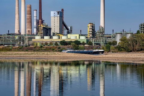 Extreme low tide, here at the ThyssenKrupp Steel Steel Plant in Duisburg-Marxloh, sandbanks have