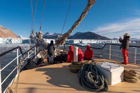 Tourists on a sailing ship, Ossian Sarsfjellet, Colletthogda, two of the three mountains Tee