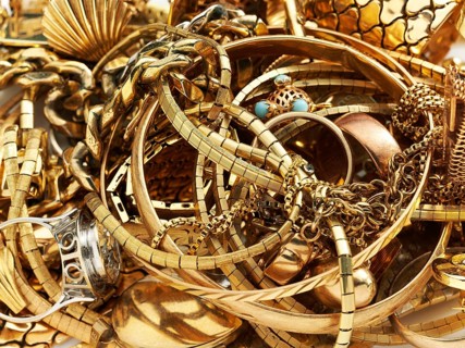 Old gold, various pieces of jewellery, studio shot