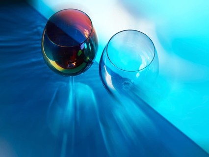 Light art, two coloured wine glasses, zoom effect, studio shot