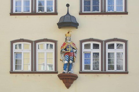 House façade with window and sculpture on base and with roof, Zum Römischer Kaiser, Kornmarkt,