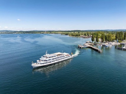 Luftbild vom Schiffanleger, Hafen von Unteruhldingen mit dem Passagierschiff, Kursschiff,