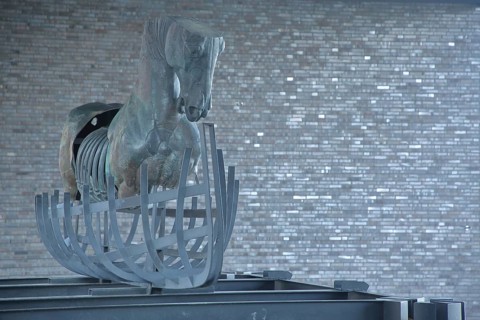 Sculpture Nomade by Gustavo Aceves 2017, horse figure with boat and frame, grey, monochrome, modern