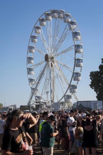 Festival visitors in front of the Ferris wheel at the Highfield Festival on Friday, Störmthaler