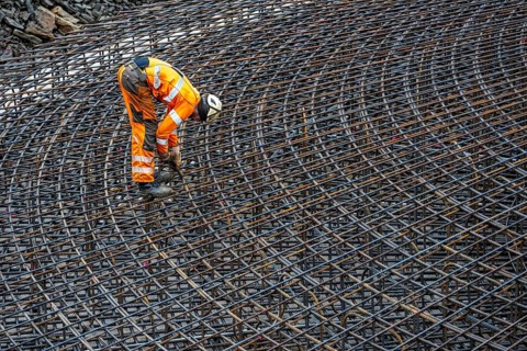 Assembly of reinforcing steel for the reinforced concrete foundation of a wind turbine, a mesh of