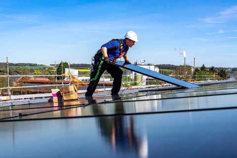 Installation of solar modules on the roof of a commercial enterprise, over 400 photovoltaic modules