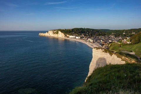 View from the Falaise d'Aval viewpoint down to the pebble beach of the seaside resort of Étretat