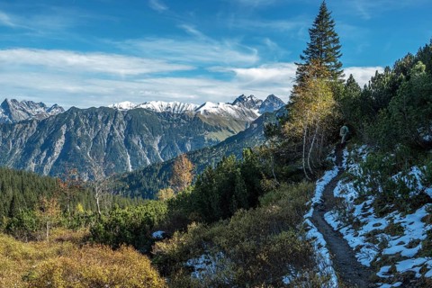 Hiking trail around the pulpit in autumn vegetation, in the back mountains of the Allgäu Alps,