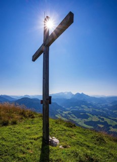 Summit cross on the Einberg with a view of the Dachstein massif, Osterhorn group, Salzkammergut,