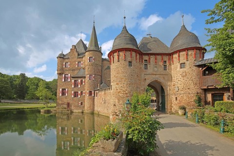 Satzvey Castle built 12th century, pond, reflection, idyll, Tor tor, moated castle, Satzvey,