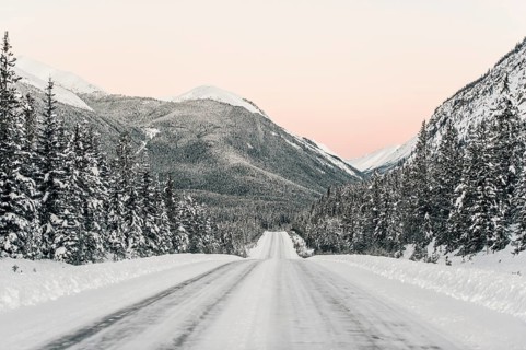 Winter road trip on the Icefields Parkway with lots of snow and ice, Banff National Park, Jasper
