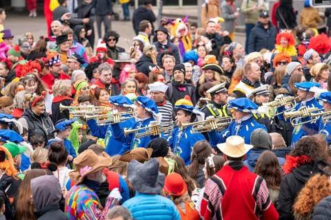 Rose Monday parade in Düsseldorf, groups of carnival societies and other participants in the street
