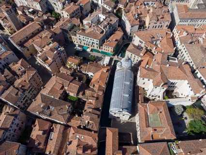 Marmor verkleidete Kirche Santa Maria dei Miracoli, im Sestiere Cannaregio, Drohnenaufnahme,