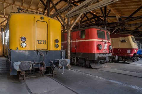 International locomotives, from left to right: Dutch electric locomotive 1211, two-frequency